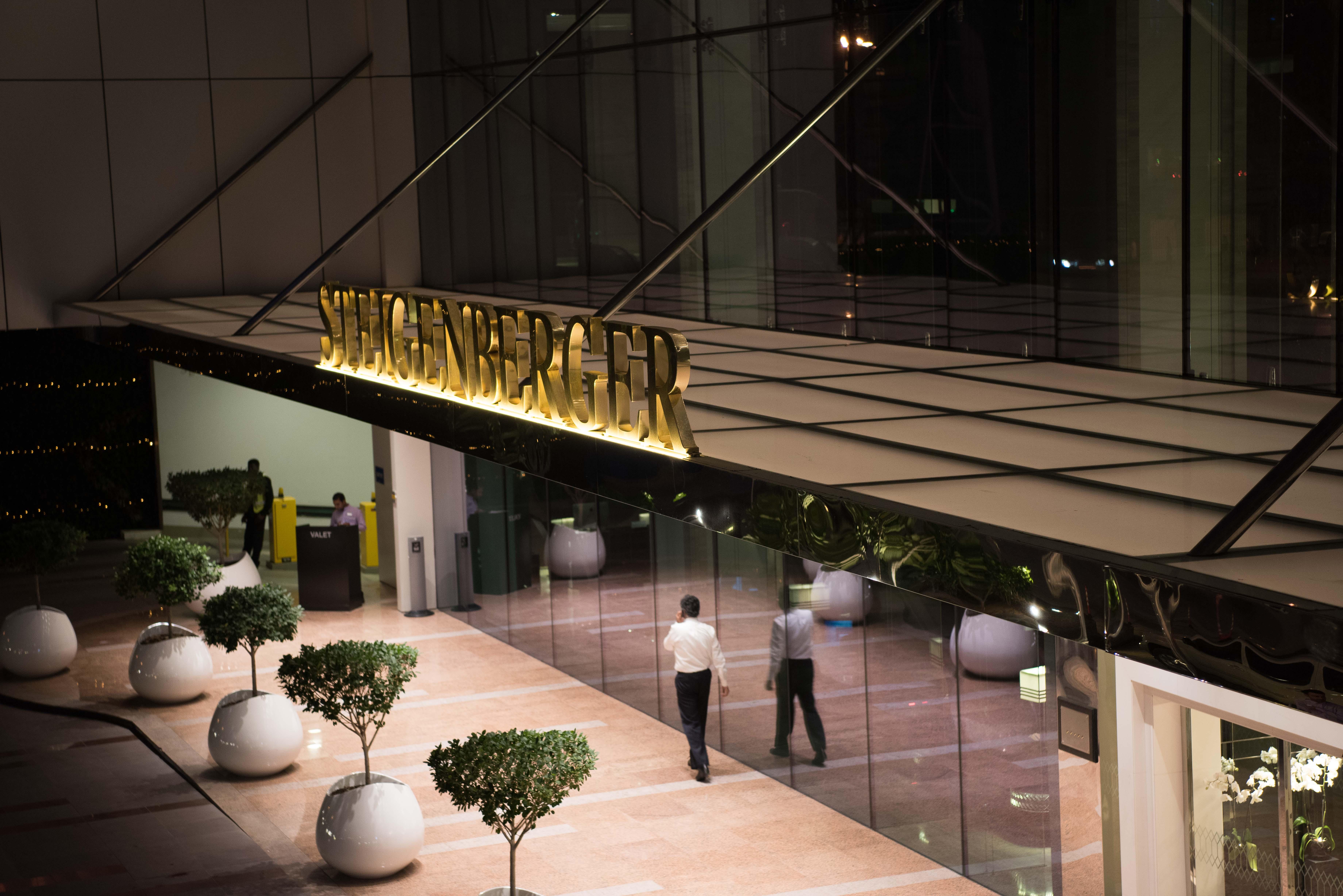 Отель Pullman Dubai Downtown Экстерьер фото Entrance of the shopping mall