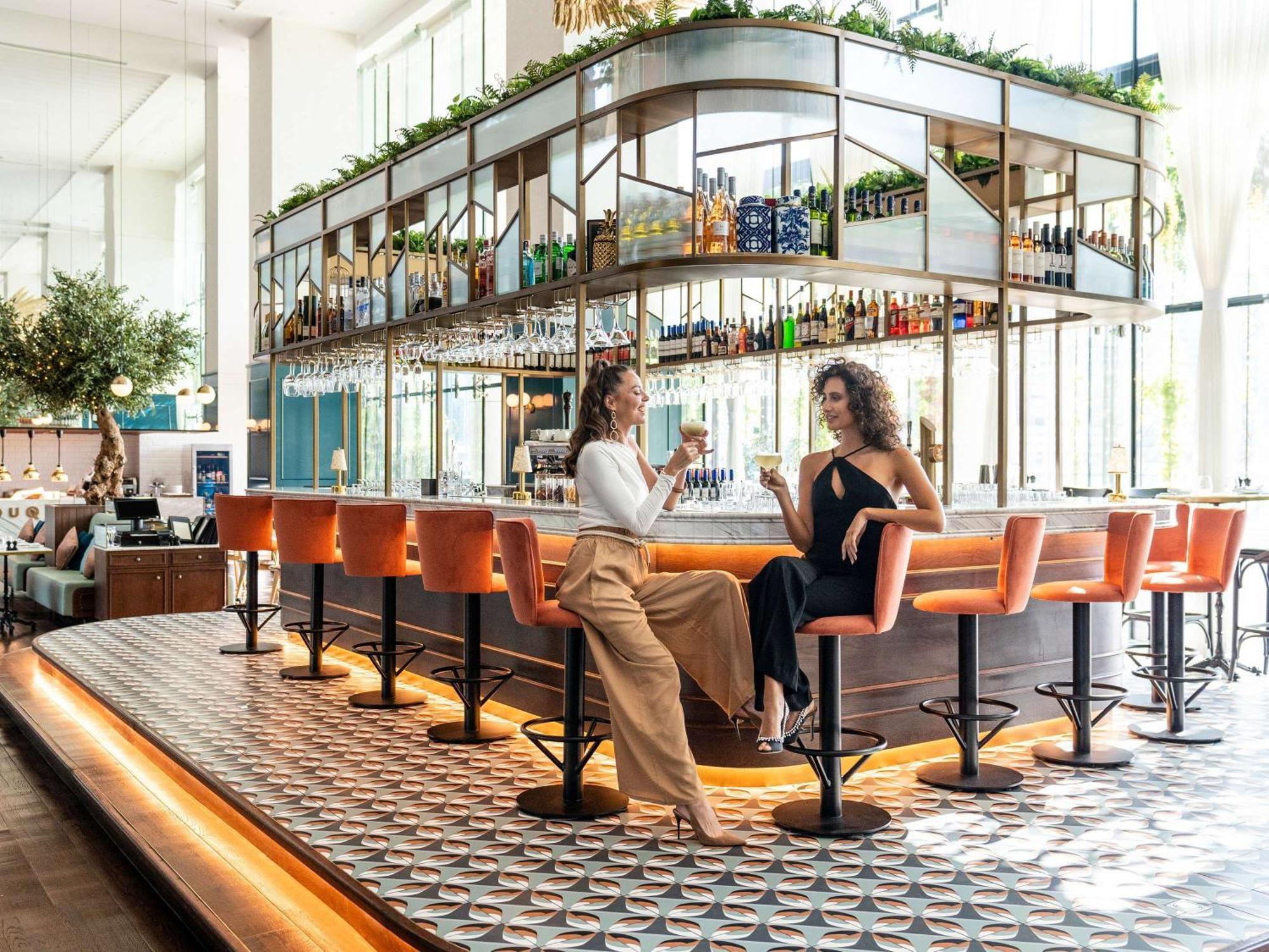 Отель Pullman Dubai Downtown Экстерьер фото The bar at the hotel