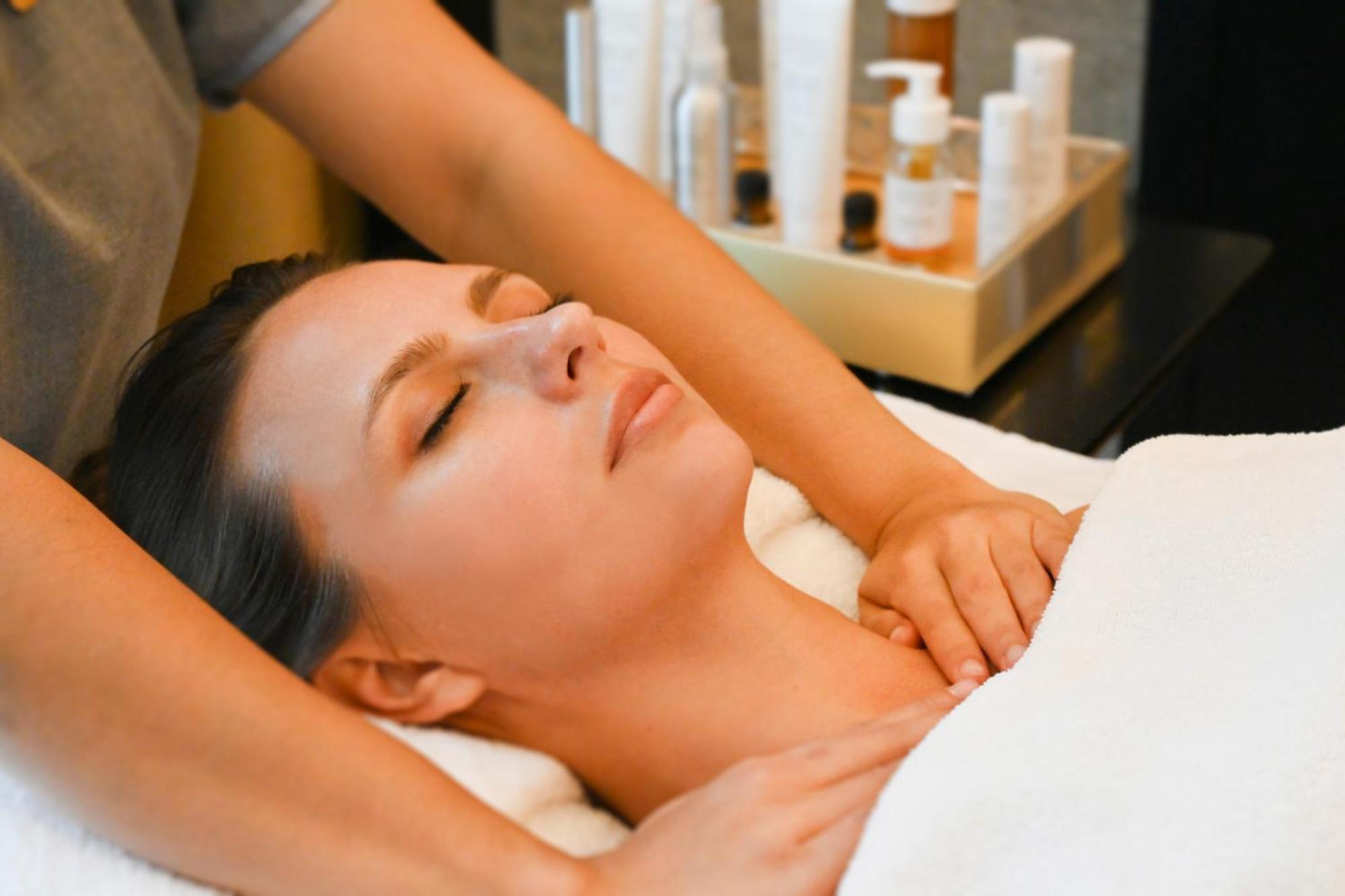 Отель Pullman Dubai Downtown Экстерьер фото A woman receiving a facial massage